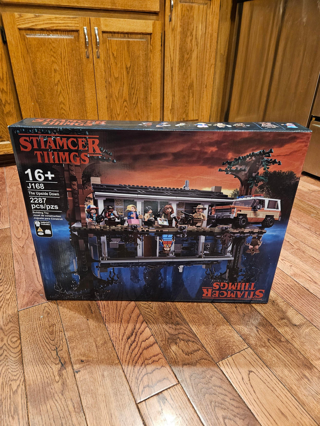 Stranger Things The Upside Down - 2287 Pieces - 75810